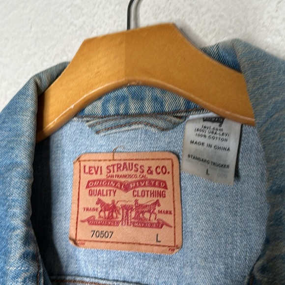 Levi’s Standard Trucker Jacket Denim Distressed Blue Size Large Retro 90’s Indie - Picture 3 of 7